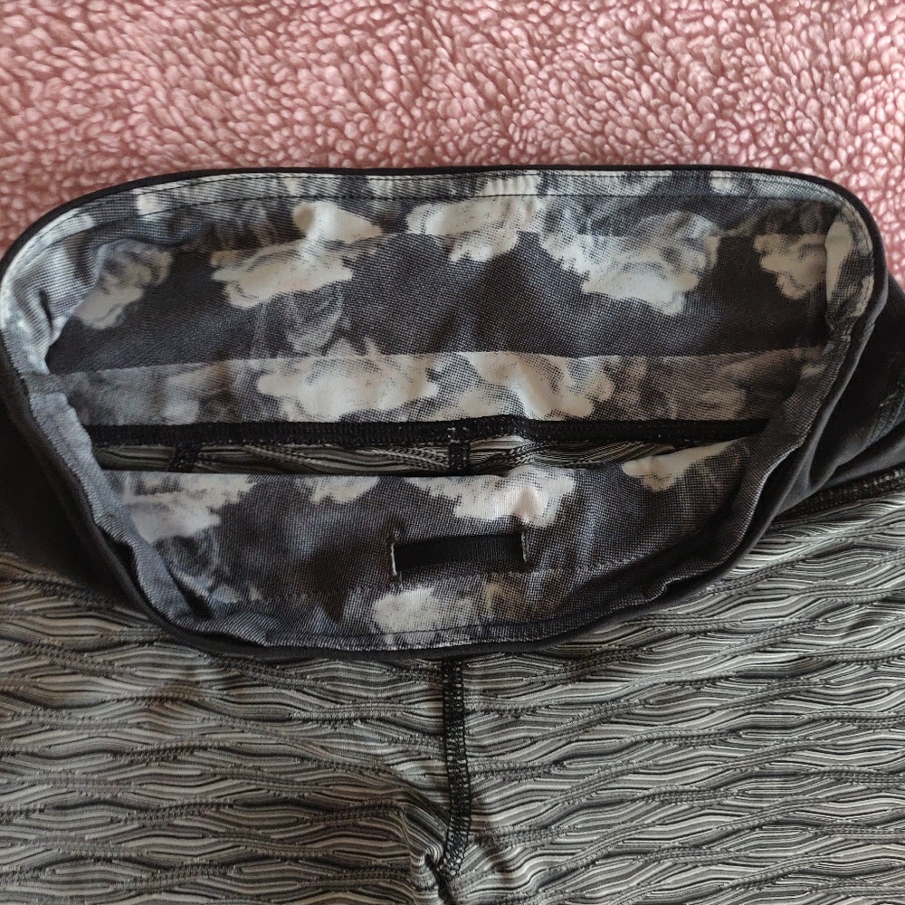 Lululemon Cropped Leggings Yoga Pants Size 4 - Picture 4 of 5